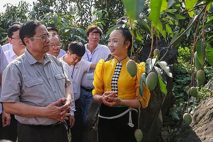 Người dân giới thiệu với Thủ tướng mô hình trồng xoài hữu cơ - Ảnh: VGP/Nhật Bắc