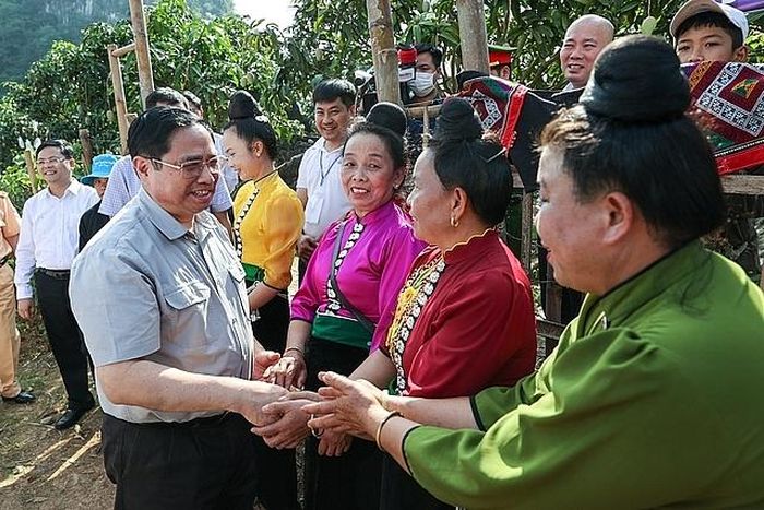 Thủ tướng Phạm Minh Chính gặp gỡ, biểu dương người dân đã tự lực, tự cường, khai thác tốt những điều kiện của quê hương để phát triển kinh tế, đời sống ngày càng khấm khá - Ảnh: VGP/Nhật Bắc