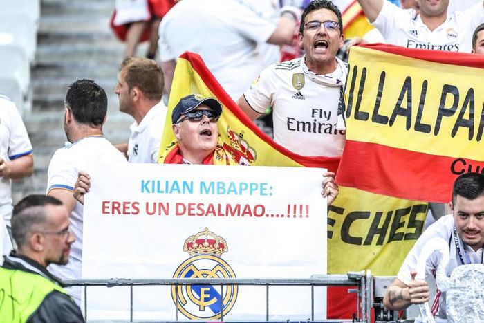 Một CĐV Real Madrid khác mang tấm bảng với dòng chữ "Mbappe không có trái tim".