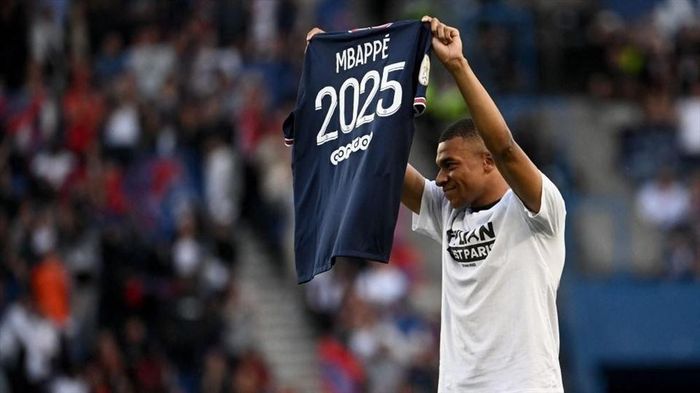 Sau khi lật kèo Real, Mbappe có động thái xoa dịu Real. Anh chia sẻ: "Tôi xin chân thành cảm ơn Real Madrid và Chủ tịch của họ, Florentino Perez. Tôi nhận ra may mắn và đặc ân khi được một CLB tuyệt vời như vậy muốn chiêu mộ. Tôi hiểu sự thất vọng của họ. Tôi sẽ cổ vũ Real Madrid trong trận chung kết Champions League, ở Paris, nhà của tôi".