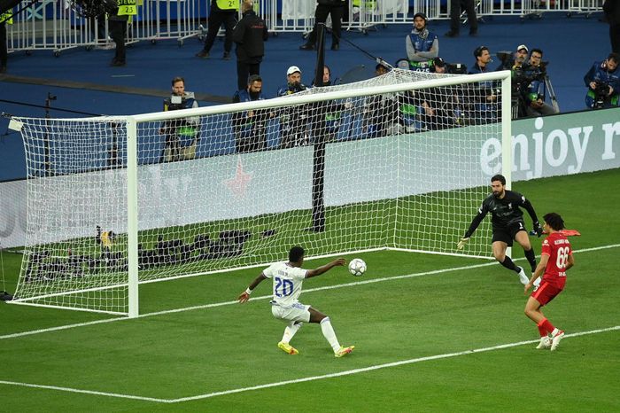 Trở lại với trận chung kết Champions League, Real chủ động nhường thế trận cho Liverpool. Tuy nhiên, họ có được điều mình cần là bàn thắng. Vinicius Junior lập công duy nhất ở phút 59 để mang về chức vô địch Champions League lần thứ 14 trong lịch sử cho đội bóng Hoàng gia Tây Ban Nha.