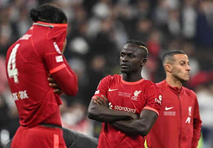  Sadio Mane giữ vẻ mặt bình thản, trong khi Virgil van Dijk kéo áo để che đi những giọt nước mắt. Báo chí Đức tiết lộ Mane có thể sẽ đầu quân cho Bayern từ mùa tới theo bản hợp đồng trị giá 30 triệu euro. 