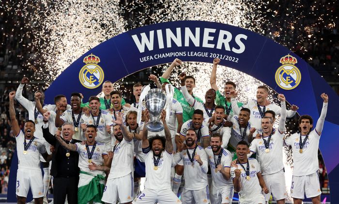  Thủ quân của "Los Blancos" có vinh dự được nâng cao chiếc cúp "tai voi" danh giá trong sự hân hoan của đồng đội và HLV Carlo Ancelotti. 