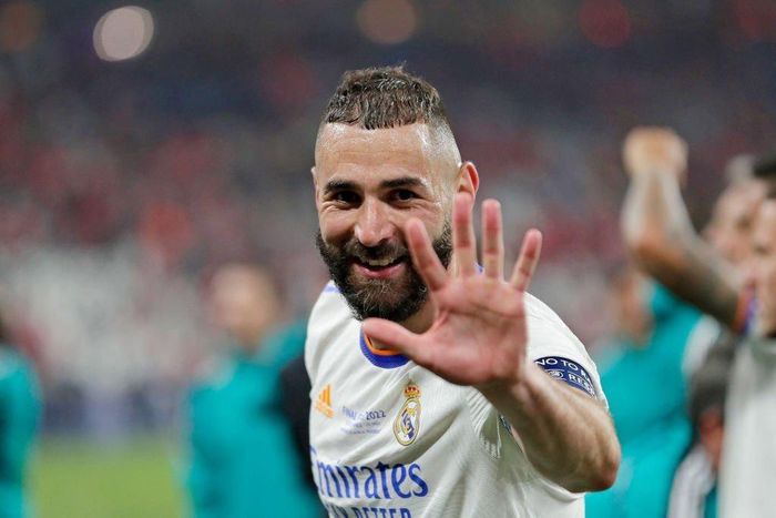  Màn ăn mừng giơ 5 ngón tay của HLV Jose Mourinho ở chung kết Conference League được Karim Benzema tái hiện sau trận chung kết tại Stade de France. Tiền đạo người Pháp cùng Marcelo và nhiều đồng đội trở thành số ít cầu thủ trong lịch sử có 5 chức vô địch Champions League. 