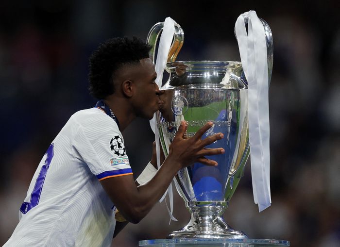  Vinicius Junior hôn lên danh hiệu vô địch châu Âu đầu tiên. Tiền đạo người Brazil ghi bàn duy nhất ở chung kết giúp Real hạ Liverpool. 