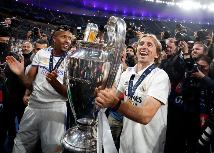  Sau khi nâng cúp, Luka Modric còn một việc cần làm, đó là ký vào bản hợp đồng mới đến năm 2023 với Real Madrid. Đây là phần thưởng xứng đáng cho màn trình diễn đẳng cấp của lão tướng người Croatia ở mùa giải năm nay. 