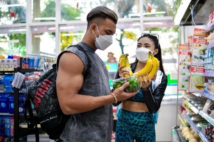  Bên cạnh giá xăng, nhiều gia đình trẻ cũng chật vật khi các mặt hàng thiết yếu ngày càng đắt đỏ. Ảnh: Duy Hiệu. 