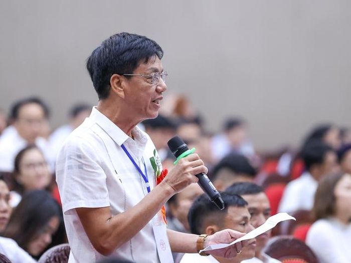 Các đại biểu nông dân đặt câu hỏi tại cuộc đối thoại, tập trung vào 8 nhóm vấn đề. Nông dân Nguyễn Văn Thanh đến từ xã Vạn Thái, huyện Ứng Hòa, Hà Nội đặt câu hỏi về chính sách, biện pháp bình ổn giá vật tư đầu vào, tiếp sức, hỗ trợ nông dân trong bối cảnh giá cả vật tư nông nghiệp, thức ăn chăn nuôi tăng cao trong thời gian qua. Ảnh: VGP/Nhật Bắc