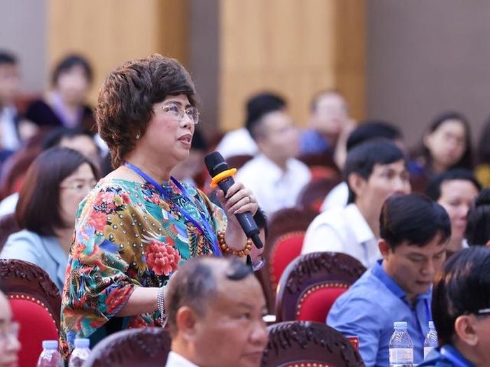 Đại diện doanh nghiệp tại cuộc đối thoại, bà Thái Hương- Anh hùng lao động, Nhà sáng lập Tập đoàn TH- một tập đoàn nông nghiệp đã đầu tư vào rất nhiều dự án nông nghiệp, cho rằng, không ai giỏi bằng người nông dân khi làm nông nghiệp, nhưng để phát triển nền nông nghiệp sản xuất hàng hóa thì rõ ràng rất cần những chính sách hỗ trợ, tiếp sức từng ngành nghề, từng thời điểm. Ảnh: VGP/Nhật Bắc