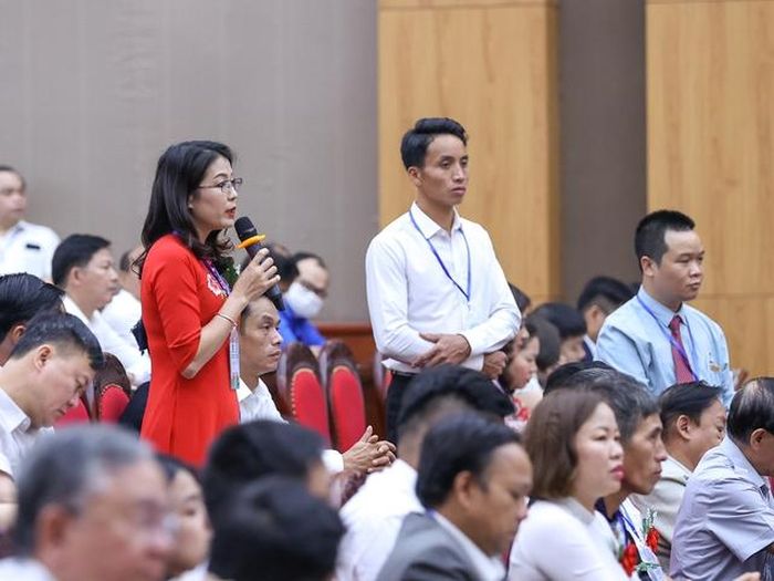 Chị Nguyễn Thị Trâm (xã Minh Tân, huyện Lương Tài, tỉnh Bắc Ninh) nêu câu hỏi về giải pháp hỗ trợ chế biến nông sản, hỗ trợ DNNVV phát triển các dự án nông nghiệp công nghệ cao - Ảnh: VGP/Nhật Bắc