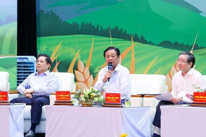 Bộ trưởng Bộ NN&amp;PTNT Lê Minh Hoan cùng các Bộ trưởng tham gia đối thoại. Ảnh: VGP/Nhật Bắc