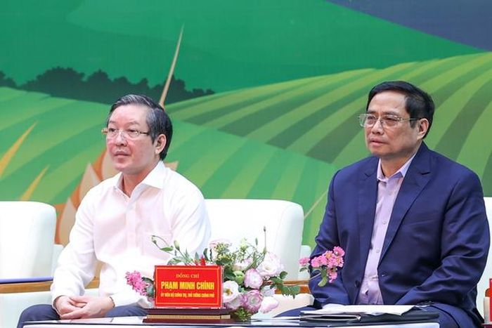 Thủ tướng Phạm Minh Chính và Chủ tịch Hội Nông dân Việt Nam Lương Quốc Đoàn (người bên trái) lắng nghe các vấn đề đại biểu nông dân, doanh nghiệp nêu tại đối thoại. Ảnh: VGP/Nhật Bắc