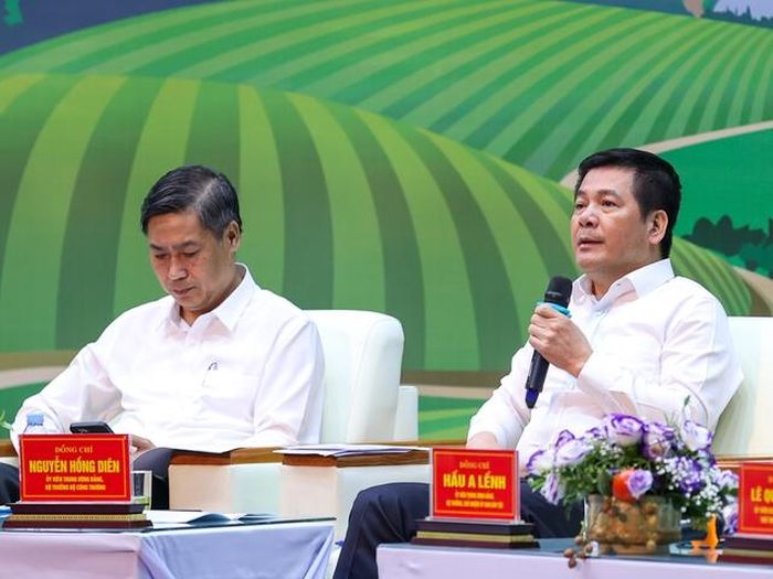 Bộ trưởng Bộ Công Thương Nguyễn Hồng Diên tham gia trả lời tại đối thoại. Ảnh: VGP/Nhật Bắc