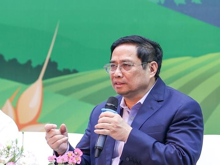 Thủ tướng yêu cầu các bộ, các ngành, các cấp phải phối hợp chặt chẽ, hiệu quả hơn, cùng cả hệ thống chính trị, dưới sự lãnh đạo của Đảng, để cùng ngành nông nghiệp, cùng người nông dân giải quyết các khó khăn đang hiện hữu và cả những khó khăn trong tương lai có thể xuất hiện mà chúng ta chưa dự báo được. Ảnh: VGP/Nhật Bắc