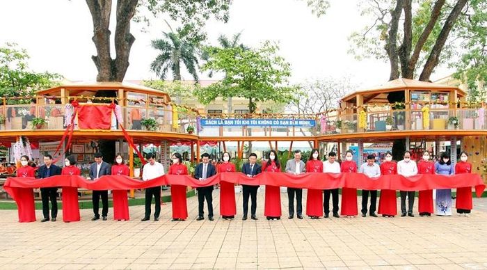 Lãnh đạo tỉnh Vĩnh Phúc cắt băng khánh thành công trình không gian đọc sách ngoài trời tại Trường Tiểu học thị trấn Vĩnh Tường. Ảnh: TG