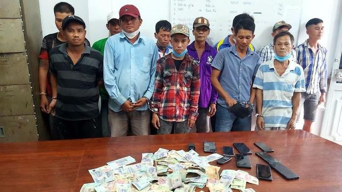 Các đối tượng cùng tang vật bị lực lượng chức năng tạm giữ (Ảnh: Kiên Định)
