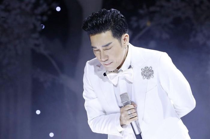 Trong liveshow, Quang Hà hát nhạc phẩm “Khúc thụy du” dành tặng cho người bố quá cố - nhạc sĩ Vũ Cẩm. Nam ca sĩ bật khóc khi nhắc về bố. Ông qua đời hồi tháng 4 sau thời gian trải qua bạo bệnh. Nam ca sĩ cho biết, “Khúc thụy du” là ca khúc mà sinh thời bố anh rất thích. Với Quang Hà, bố là truyền cho anh tình yêu, năng khiếu âm nhạc.