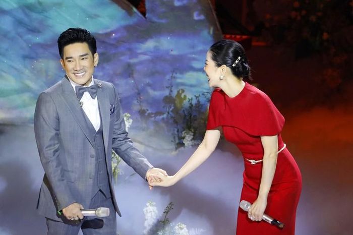 Trên sân khấu, Quang Hà, Lệ Quyên song ca hai ca khúc “Vì sao em ơi”, “Vì sao không thể”. Nữ ca sĩ cũng nắm chặt tay Quang Hà dành nhiều lời động viên vì nhiều ngày qua anh mất ngủ triền miên. “Đứng ở cánh gà sân khấu, tôi thấy tình cảm nồng nàn của khán giả dành cho Quang Hà. Tình cảm của mọi người chính là liều thuốc giúp Quang Hà hát tốt 2 đêm liveshow”, Lệ Quyên tâm sự.