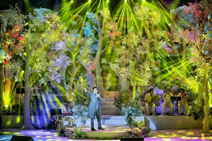 Ngoài ra, Quang Hà cũng thể hiện loạt ca khúc remix “Ngoại tình”, “Trăm năm không quên”, liên khúc “Một tình yêu - Yêu em dài lâu - Và tôi cũng yêu em”. Đặc biệt, anh hát “Mẹ yêu ơi” để dành tặng và gửi lời tri ân đến mẹ khi bà ngồi phía dưới chăm chú xem con trai biểu diễn. Anh thể hiện ca khúc “Duyên kiếp anh em” để tri ân ê-kíp và anh trai, kiêm quản lý Quang Cường, người đã gắn bó hơn 25 năm, lo từng miếng ăn, giấc ngủ cho anh. Ảnh: Tiến Duy Lương.