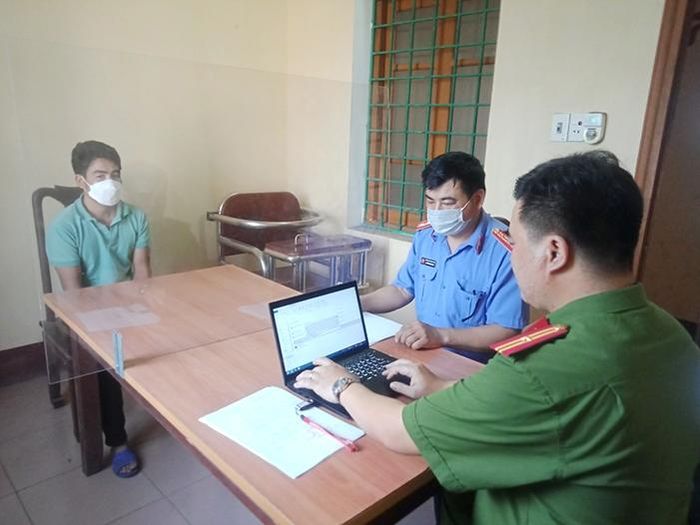 Kiểm sát viên VKSND tỉnh Tuyên Quang tham gia lấy lời khai đối tượng Nguyễn Chí Long.