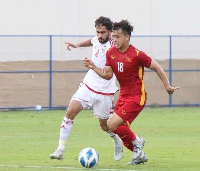 Danh Trung nỗ lực đi bóng qua hậu vệ UAE