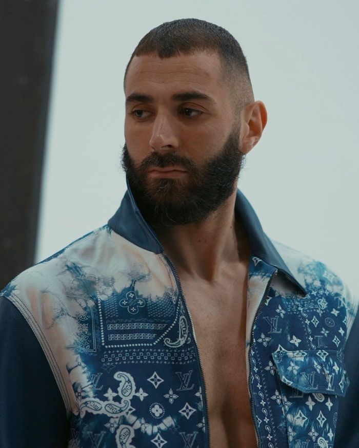 Benzema là đầu tàu trong chiến dịch Champions League năm nay của Real Madrid. Cầu thủ người Pháp đang nắm nhiều lợi thế trong cuộc đua giành Quả bóng vàng năm nay. Bên cạnh tài năng sân cỏ, anh cũng nổi tiếng là "tay chơi" trong giới thời trang. The Urban Journal cho rằng Karim Benzema là một trong những cầu thủ có phong cách ấn tượng nhất dù không cầu kỳ. 