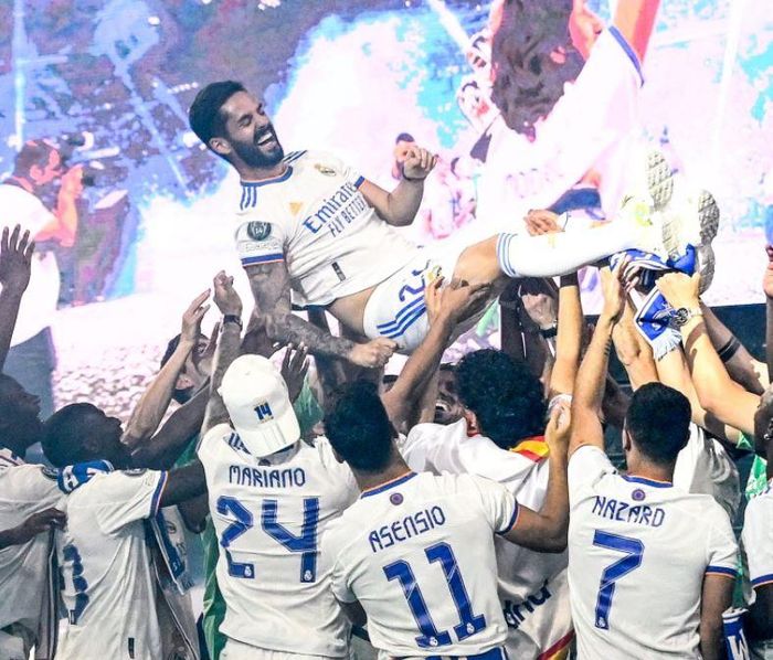 Đồng đội chia tay Isco trong lễ ăn mừng chức vô địch Champions League và La Liga 2021/22.