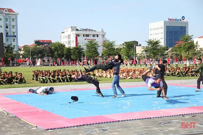 Tổ tuần tra đã dừng xe kiểm tra hành chính đối với các thanh niên nêu trên. Quá trình kiểm tra, các thanh niên không chấp hành yêu cầu và có hành vi, lời nói xúc phạm tới tổ tuần tra. Mặc dù đã được giải thích và thông báo lỗi vi phạm nhưng các đối tượng vẫn tỏ ra manh động, chống đối, dùng dao, gậy gộc, kiếm để tấn công 2 chiến sỹ Cảnh sát cơ động.