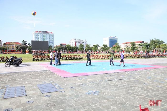 Vào hồi 20h ngày z, tháng y, năm 2022, tổ tuần tra kiểm soát thuộc Phòng Cảnh sát Cơ động đang tuần tra trên một số tuyến đường TP. Hà Tĩnh thì phát hiện 5 thanh niên điều khiển 2 xe mô tô tham gia giao thông có hành vi lạng lách, đánh võng và có nhiều biểu hiện nghi vấn vi phạm khác.