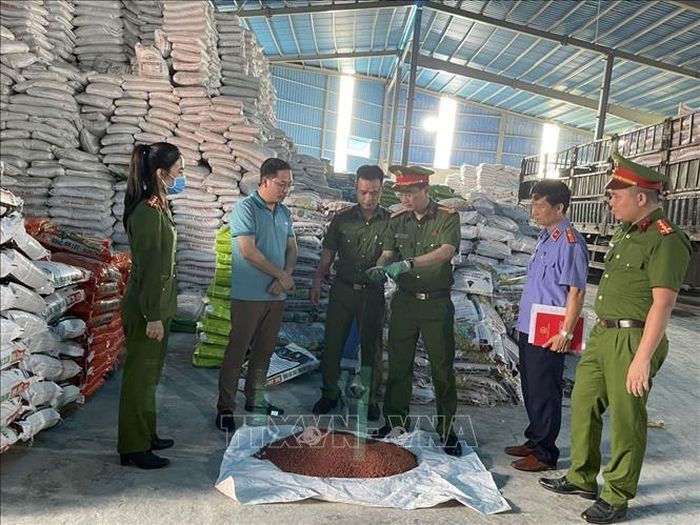 Lực lượng Công an kiểm tra chất lượng phân bón tại Công ty Cổ phần sản xuất và thương mại tổng hợp Cường Phát. Ảnh: TTXVN phát
