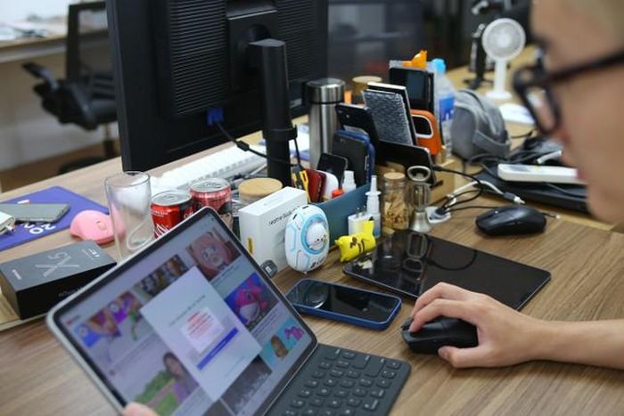 Góc làm việc của “dân review” công nghệ.