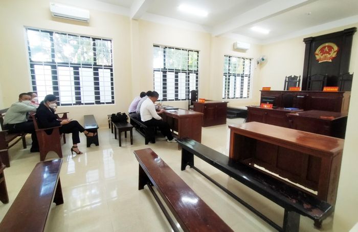 Phiên tòa dân sự ngày 11-5 trễ gần 1 giờ đồng hồ, chỉ có mỗi bị đơn, vắng mặt nguyên đơn (nguyên đơn xin xét xử vắng mặt)