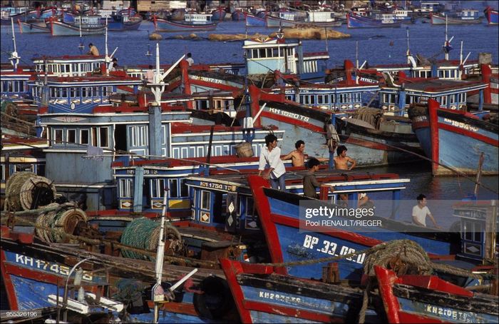 Những con thuyền đánh cá ở khu vực cửa sông Cái, Nha Trang.