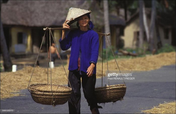 Người phụ nữ trên Quốc lộ 1, giữa Đà Nẵng và Nha Trang.