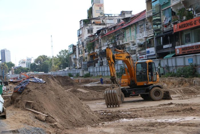 Sau khi mặt đường được trải nhựa, các đơn vị thi công tiếp tục thực hiện các công tác như dựng cột đèn, phục hồi trạm chờ xe buýt...