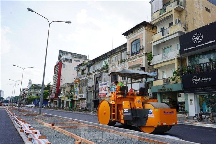 Hiện tại, một loạt mặt bằng đắt đỏ ở đường Lê Lợi đã thoát cảnh "lô cốt" rào chắn, hứa hẹn đây sẽ là khu vực sầm uất ở trung tâm TP trong tương lai.