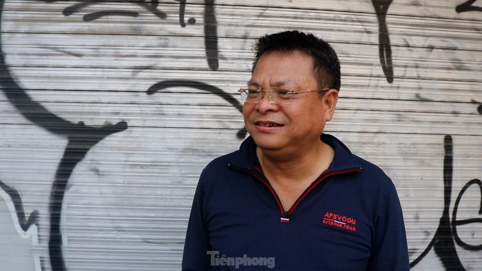 "Sống ở đây đã lâu từ khi đoạn đường bị rào chắn, thường ngày chúng tôi phải di chuyển bằng con đường khác. Giờ cao điểm, thường kẹt xe nghiêm trọng. Mỗi lúc tôi đi đón con đi học trở về rất mất thời gian do đường hẹp, lượng người quá đông", ông Hoàng Ngọc Lợi - người dân sinh sống ở khu vực đường Lê Lợi, quận 1 cho biết và bày tỏ sự phấn khởi khi đường Lê Lợi sắp được tháo dỡ rào chắn.