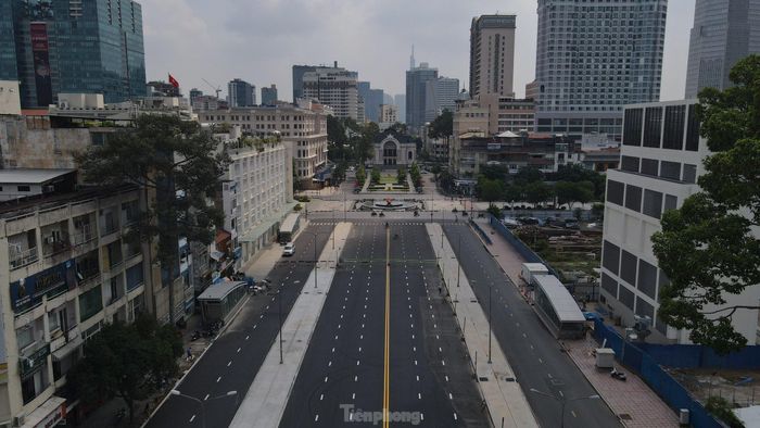 Trước đó vào dịp 30/4-1/5/2022, Ban Quản lý đường sắt đô thị TPHCM (MAUR) đã tái lập và hoàn trả mặt bằng một phần đường Lê Lợi, đoạn từ Nguyễn Huệ đến đoạn giao đường Pasteur. 