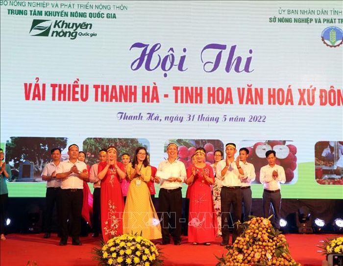 Trao vườn vải đẹp nhất cho đội xã Thanh Xá. Ảnh: Mạnh Tú/TTXVN