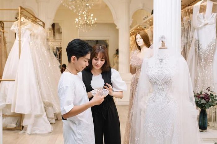 Phan Hiển dẫn Khách Thi đi thử váy cưới.