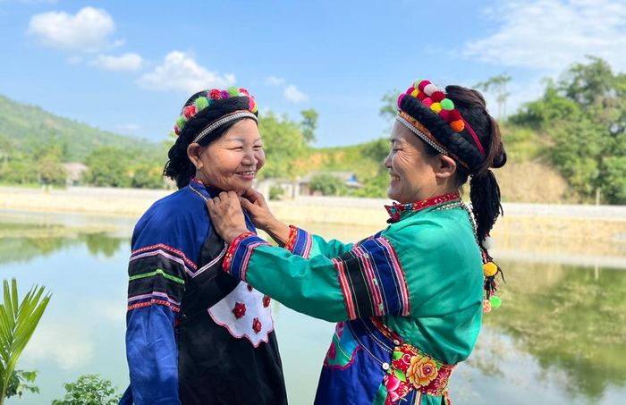 Thí sinh sửa soạn trang phục truyền thống tham dự hội thi.