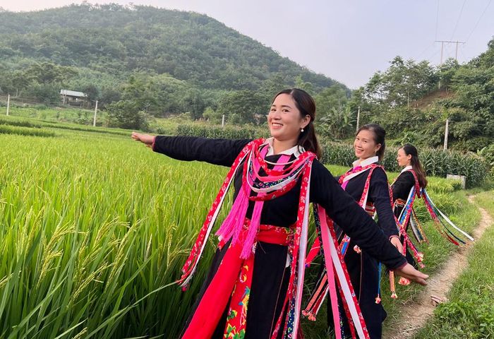 Thiếu nữ Dao tuyển xã Thái Niên (Bảo Thắng) rạng ngời trong điệu múa.