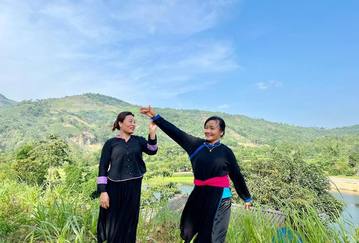 Để có những điệu múa đẹp, các đội thi đã dày công luyện tập.