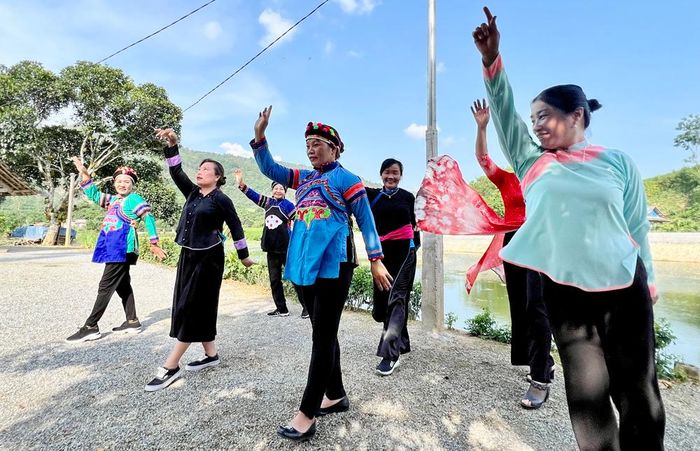 Duyên dáng trong trang phục dân tộc.