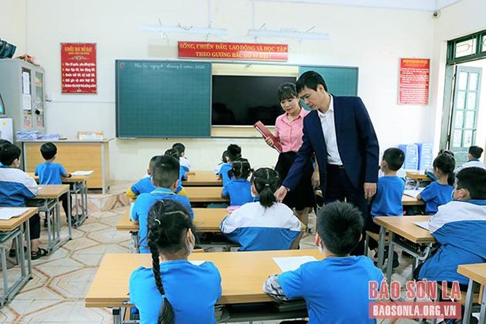 Thầy giáo Hoàng Minh Tú dự giờ và kiểm tra đối với học sinh lớp 3.