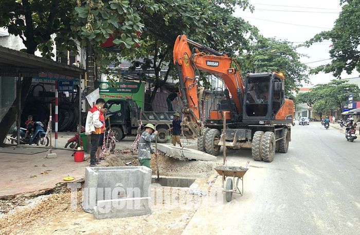 Các hạng mục dự án chỉnh trang đô thị thị trấn Sơn Dương từ Bưu điện huyện Sơn Dương đến ngã ba Tân Phúc đang được khẩn trương thi công.