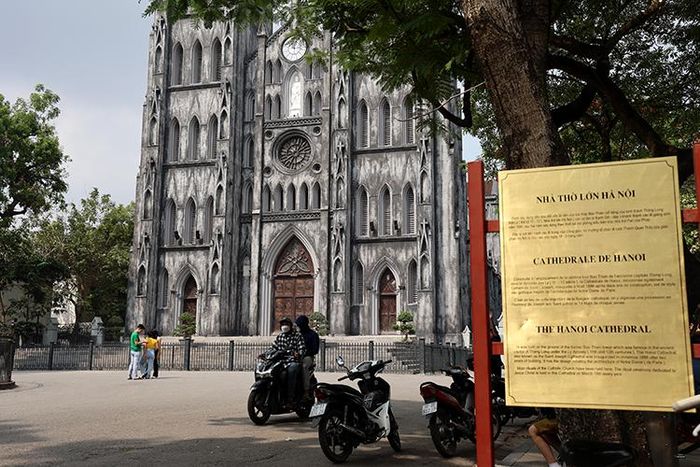 Được khánh thành năm 1887 với tên gọi Nhà thờ Thánh Giuse (Saint Joseph), đây là công trình Công giáo lớn nhất ở Hà Nội