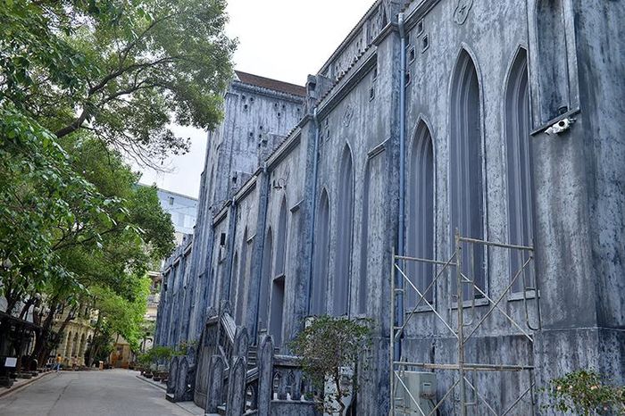 Để vừa giữ được dáng vẻ cổ kính, nghiêm trang, thân thuộc với nhiều thế hệ người dân Hà Nội, các kiến trúc sư đã phải nghiên cứu sơn giả cổ rất công phu và mất nhiều thời gian