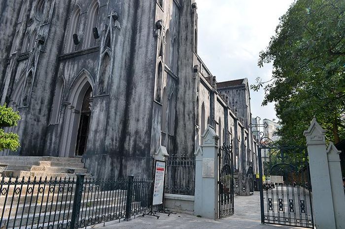 Hiện tại, công trình này đã hoàn thành lớp sơn bên ngoài và bên trong đang hoàn thiện một số hạng mục như tượng, điện, mặt đồng hồ, lát gạch 2 bên...