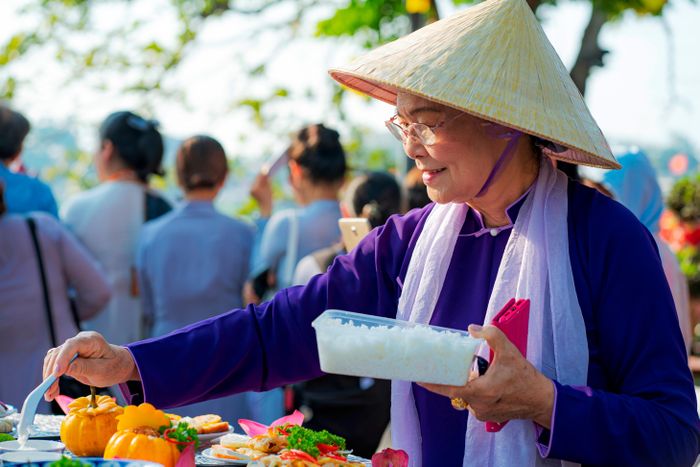 Một nghệ nhân ẩm thực cùng các "tác phẩm" món chay Huế của mình